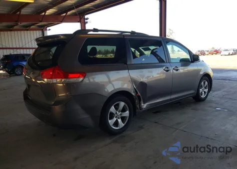 2011 Toyota Sienna Le V6 z USA, uszkodzony, nr VIN 5TDKK3DC7BS009075